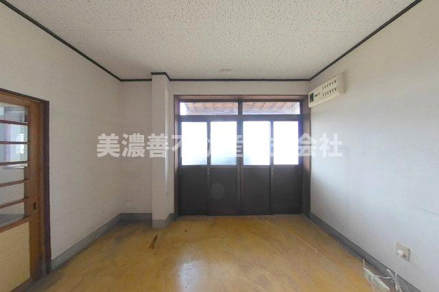 ６５６３９　山県市東深瀬 併用住宅の玄関