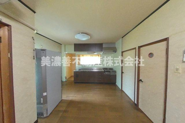 ６５６３９　山県市東深瀬 併用住宅の居間・リビング