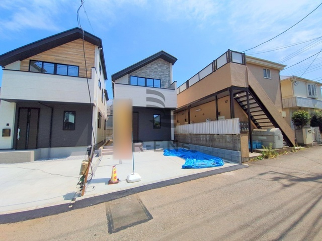 【外観】 | 西東京市田無町７丁目　新築戸建て　２号棟 | 気品と格調を演出する外観が青空と街並みに調和しています