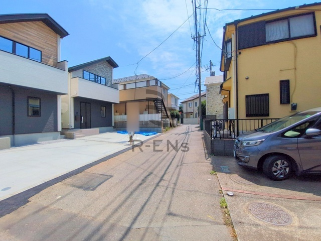 【前面道路含む現地写真】 | 西東京市田無町７丁目　新築戸建て　２号棟 | 落ち着いた低層住宅街の一角、穏やかな暮らしを育むエリアです