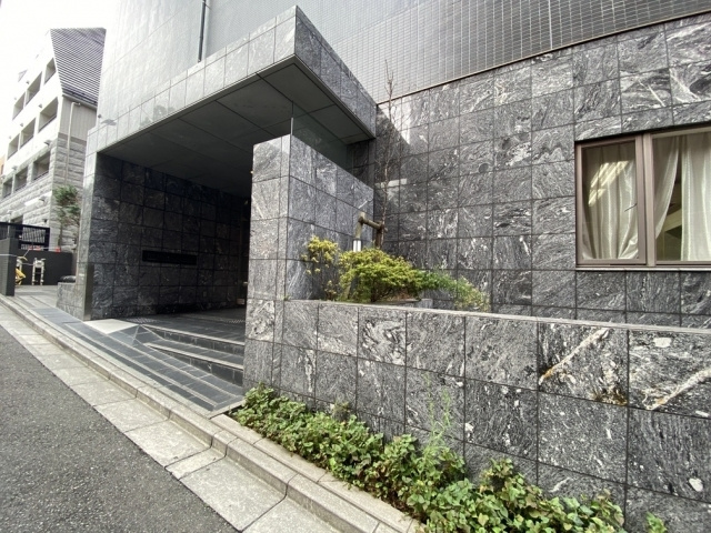 レジディア西麻布のエントランス