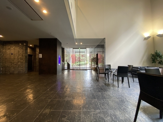 レジディア西麻布のエントランス