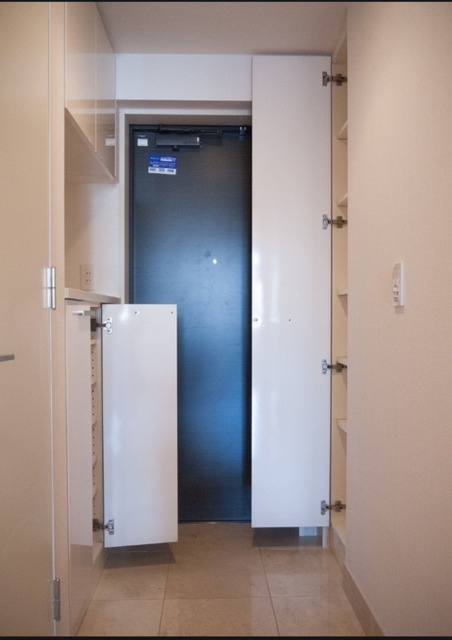 レジディア西麻布の玄関