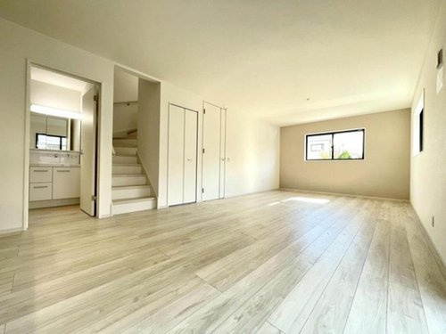 【FIT】小平上水新町の居間・リビング|LDKは広々20.51帖！リビングイン階段で自然とリビングに家族が集まります。