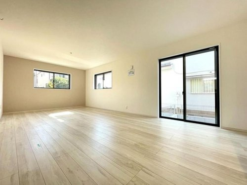 【FIT】小平上水新町の居間・リビング|1階に水回りがまとまった生活動線の良い間取り
　キッチン横に洗面と浴室があるのでお子様だけでの入浴の際もすぐに見に行けるので安心ですね♪