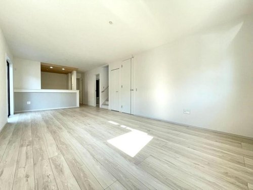 【FIT】小平上水新町の居間・リビング|リビングからキッチンが見えるので、小さなお子様もママの様子が見えて安心ですね。