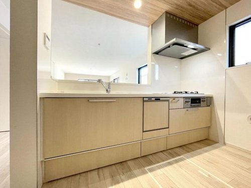 【FIT】小平上水新町のキッチン|食洗器標準装備、収納スペース、作業スペースが広いシステムキッチンです。
