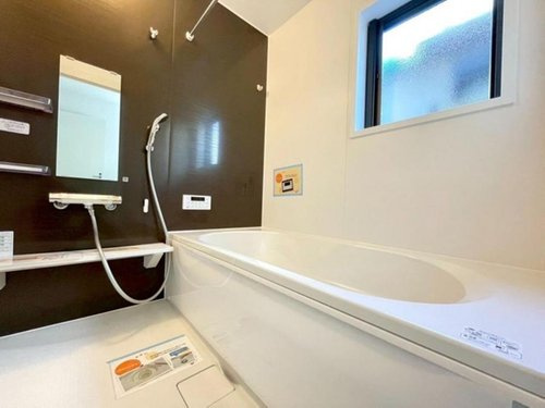 【FIT】小平上水新町の浴室|奥行きが深くしっかり足を伸ばせる浴槽、窓付きの明るい浴室は一坪タイプで広々としております。