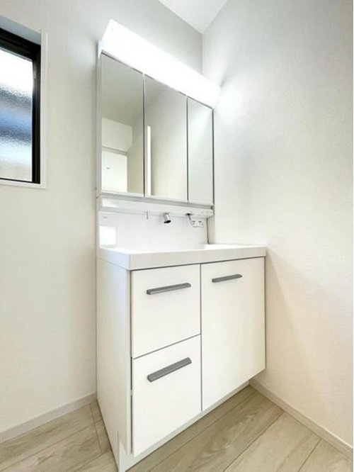 【FIT】小平上水新町の洗面所|窓付きの明るい洗面所、３面鏡は開閉が出来、収納スペースとなっております。