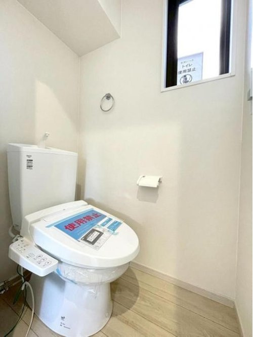 【FIT】小平上水新町のトイレ|1階トイレもウォシュレット機能付、白基調で清潔感あり、小窓もあって空気の入れかえ出来ます。