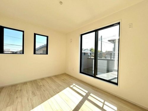 【FIT】小平上水新町の洋室|木のぬくもりが優しいお洒落な窓からしっかりと光が差し込む明るい洋室です。