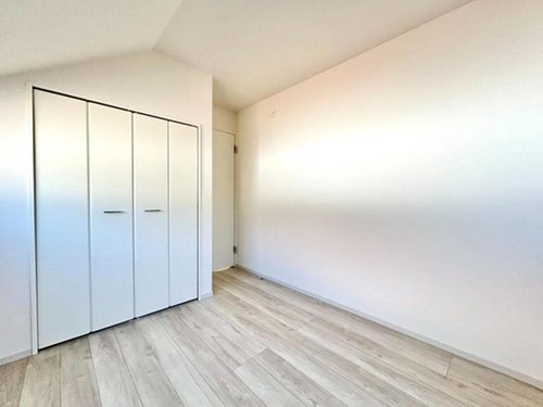 【FIT】小平上水新町の洋室|天井までたっぷり収納可能なクローゼットには枕棚とハンガーパイプ付きです。