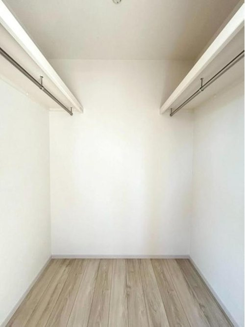 【FIT】小平上水新町の収納|主寝室にWIC完備。スーツケースなどもすっきり収納出来ます。毎日のお洋服選びが楽しくなりますね♪