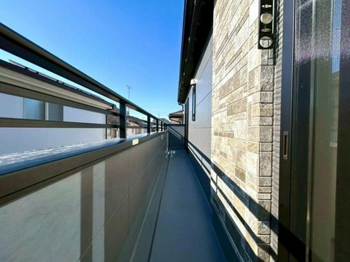 【FIT】小平上水新町のバルコニー|開放的で陽当たりの良い南向きのバルコニーですので、お洗濯物もいっぺんに干せてよく乾きそうです！