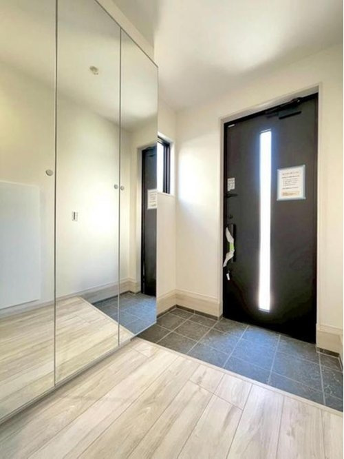 【FIT】小平上水新町の玄関|姿見付きの下駄箱で、お家を出る前に今日のコーディネートの最終チェックをすることができます♪