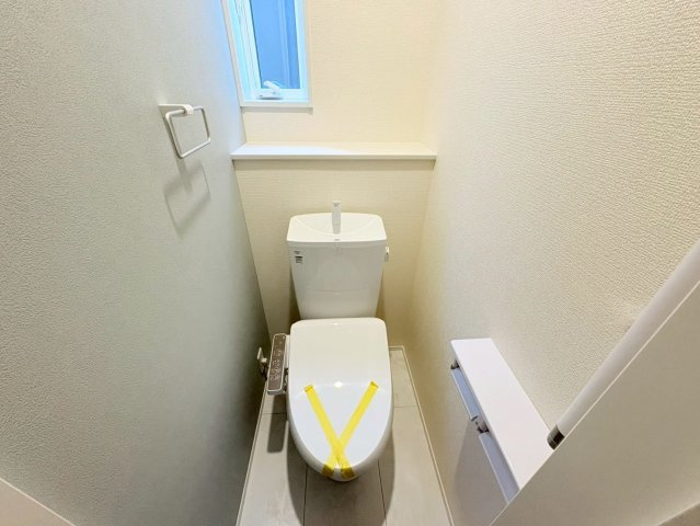 リーブルガーデン　江南市勝佐町平屋　全2区画分譲のトイレ|超表面平滑加工とイオンパワーの「セフィオンテクト」加工で、汚れが付きにくく落ちやすい仕様で清潔です。
便器にフチがないので汚れが隠れて見えない部分がありません。お手入れがとってもラクラクです。