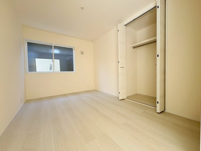 リーブルガーデン　江南市勝佐町平屋　全2区画分譲の洋室|全居室にたっぷり収納できる大型クローゼット、居室部分の窓ガラスには間に空気層を設けたペアガラスを採用。
高い断熱性と共にガラス面の結露対策にも効果を発揮します。