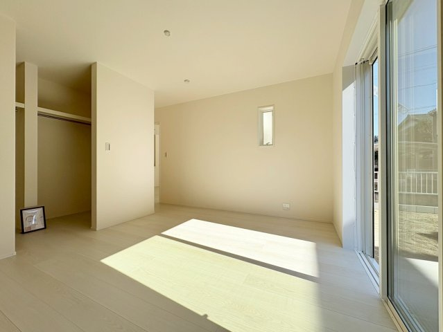 リーブルガーデン　江南市勝佐町平屋　全2区画分譲の洋室|全居室にたっぷり収納できる大型クローゼット、居室部分の窓ガラスには間に空気層を設けたペアガラスを採用。
高い断熱性と共にガラス面の結露対策にも効果を発揮します。