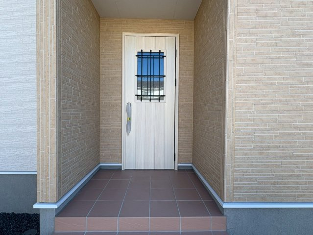 リーブルガーデン　江南市勝佐町平屋　全2区画分譲の玄関|【ピッキング防止機能付き玄関ドア錠】玄関ドアの鍵は上下に２つあり、内側の下段は脱着サムターンキー。
鍵を不正に開錠されても、もう１つの鍵でピッキングを防ぎます。防犯性の高い仕様になっています。