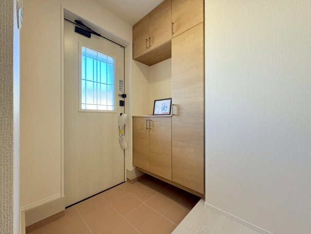 リーブルガーデン　江南市勝佐町平屋　全2区画分譲の玄関|大容量のシューズ収納付きで玄関周りもすっきり！玄関ドアからの光が玄関ホールを明るくしてくれます。