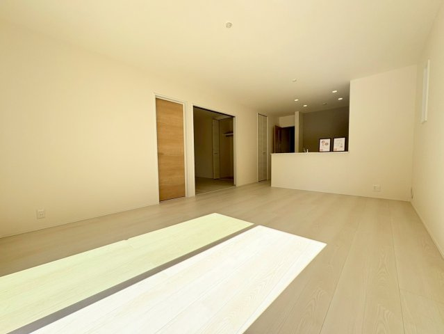 リーブルガーデン　江南市勝佐町平屋　全2区画分譲の居間・リビング|明るい日差しをふんだんに取り込んだリビングダイニングは家族の笑顔につつまれた素敵な空間になります。
一建設の家は精度が高く丈夫な工法を採用し、「住宅トップランナー基準」に対応しています。