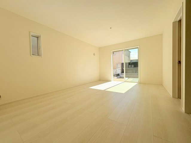 リーブルガーデン　江南市勝佐町平屋　全2区画分譲の居間・リビング|明るい日差しをふんだんに取り込んだリビングダイニングは家族の笑顔につつまれた素敵な空間になります。
一建設の家は精度が高く丈夫な工法を採用し、「住宅トップランナー基準」に対応しています。