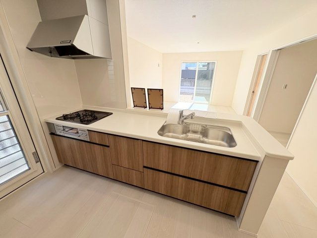 リーブルガーデン　江南市勝佐町平屋　全2区画分譲のキッチン|機能的で手入れがしやすいシステムキッチンでお掃除も楽々。蛇口は浄水器内蔵型で節湯CI対応水栓です。　
人造大理石カウンターやキッチンパネルなど明るくきれいにお使いいただけます。