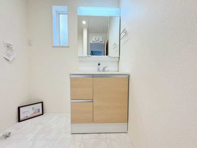 リーブルガーデン　江南市勝佐町平屋　全2区画分譲の独立洗面台|洗面化粧台 幅 750mm、軽く割れにくい洗面ボールと場所をとらないコンパクト設計の本体キャビネットです。
ミラー扉の内側は全て収納スペースです。リフトアップシャワーを採用し両手が自由に使えます