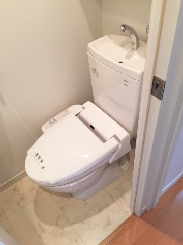 新品家具付きマンション博多駅南10(KaGood福岡)のトイレ|トイレ写真は反転（※現状優先）