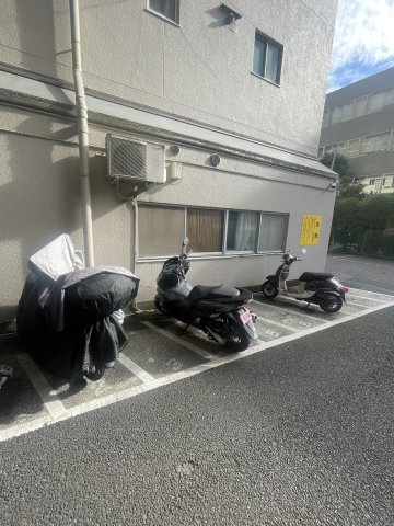 新宿セントビラ永谷の駐車場