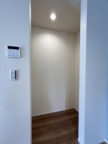 碧南市日進町（新築一戸建）の収納|キッチン横のパントリーは欲しい物がすぐに取り出せてとっても便利。普段使わない調理家電や食品、飲料水のストック置き場として重宝します。
