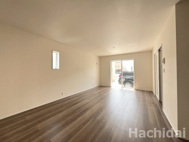 碧南市日進町（新築一戸建）の居間・リビング|ソファなどの大きな家具もゆとりを持って配置できる開放感が心地よいLDKでおうち時間を満喫。