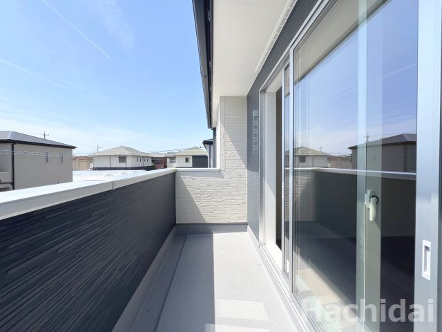 碧南市日進町（新築一戸建）のバルコニー|南向きのバルコニーはワイドで、テーブルやイスが置けるほど奥行きも十分。洗濯の干し場としてだけじゃない、家族の寛ぎタイムなどにも活かせます