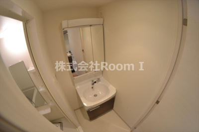 【洗面所】 | プレサンス心斎橋ブライト | スペースが確保できる洗面所です
※反転タイプ