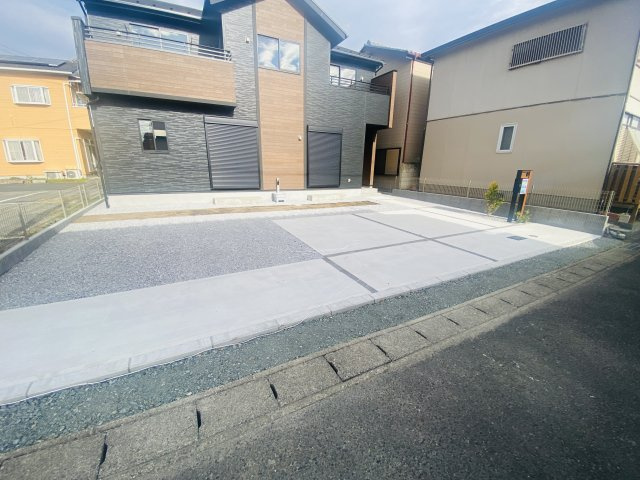 新築　桐生市広沢町一丁目　Blooming　Garden　1号棟の駐車場|現地写真　駐車スペースは並列3台分可能です！
