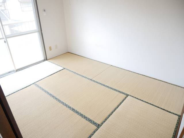 【和室】 | 畳の香りに包まれる癒しの空間。四季を感じながら、ほっと一息つける和室です。