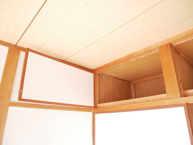 【収納】 | 畳部屋には押入れに加え、天袋も完備。季節用品やかさばる布団もたっぷり収納でき、居住スペースを広く使えます。