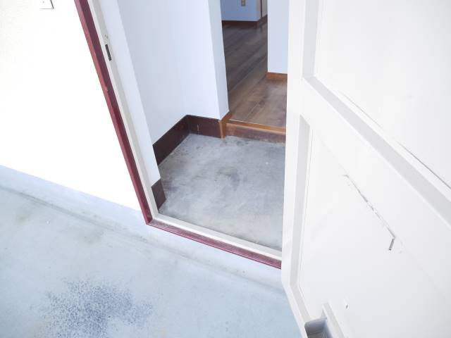 【玄関】 | 明るい玄関スペース。毎日の出入りが気持ちよくなる空間です。