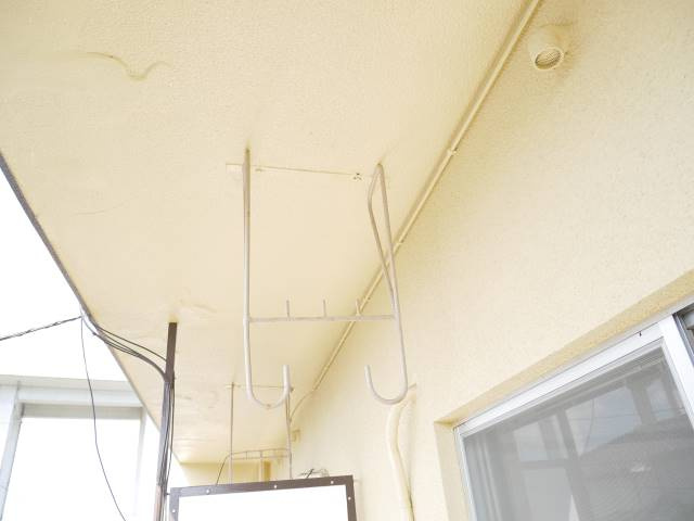 【バルコニー】 | バルコニーに物干しざお付きで、洗濯物も安心して干せます。