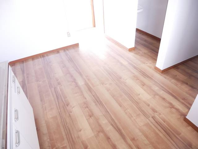 【キッチン】 | 床はリフォーム済みで、清潔感あふれるフローリングに。気持ちよく新生活をスタートできます。