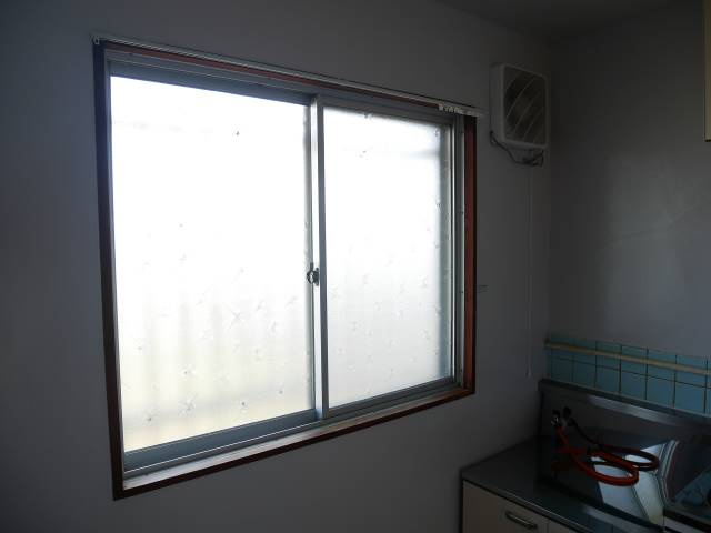 【その他】 | キッチン横の窓が換気に役立ち、調理中のニオイや湿気をしっかり逃がせるので、いつでも爽やかな空間に。