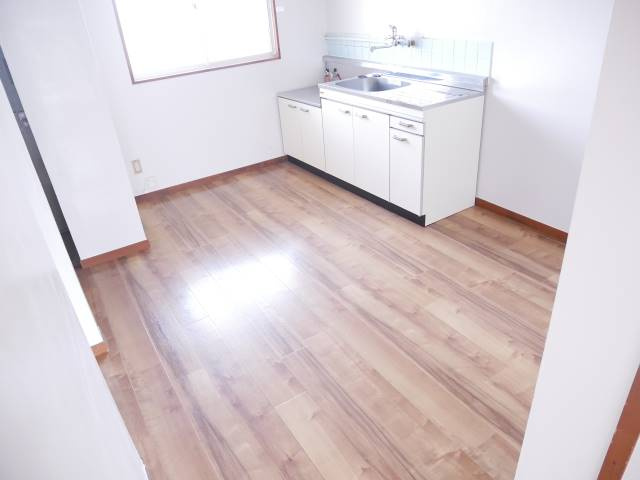 【居間・リビング】 | キッチン横にはうれしい窓付き。自然光が差し込み、明るく気持ちよくお料理ができます。