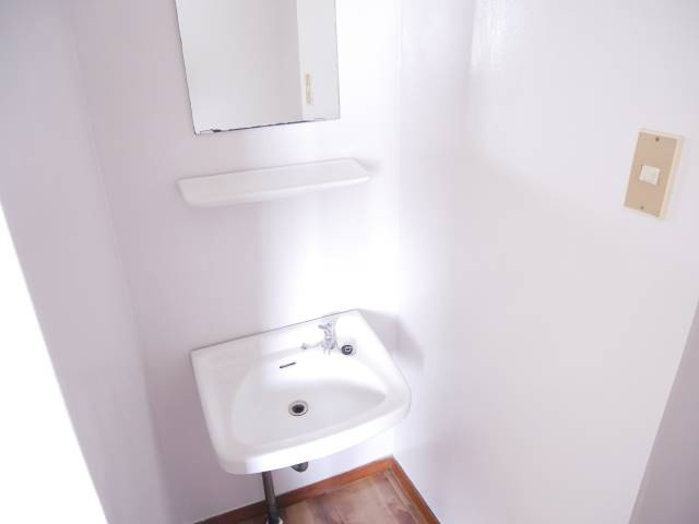 【洗面所】 | 独立洗面台があることで、生活動線がスムーズに。忙しい朝もゆとりある時間が過ごせます。