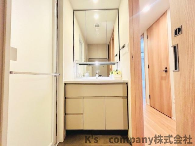 茅ヶ崎市中海岸3丁目　クリオ茅ヶ崎中海岸グランヴィラの独立洗面台|三面鏡の内側には小物収納が充実しています◇