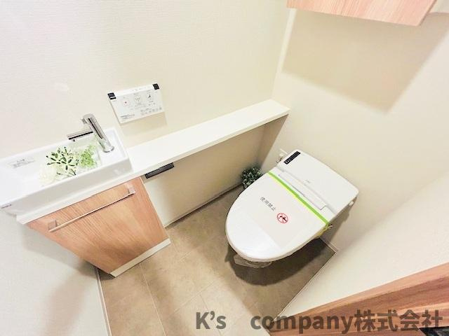 茅ヶ崎市中海岸3丁目　クリオ茅ヶ崎中海岸グランヴィラのトイレ|インテリア小物を置くこともできる棚付きのトイレ◇