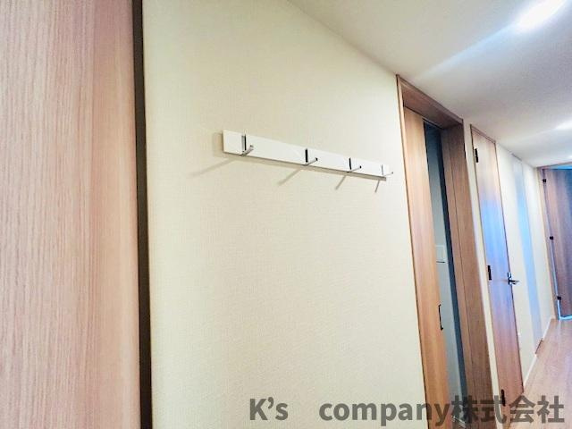 茅ヶ崎市中海岸3丁目　クリオ茅ヶ崎中海岸グランヴィラの内装|玄関近くに外出時に着るコートなどをかけておくことができます◇