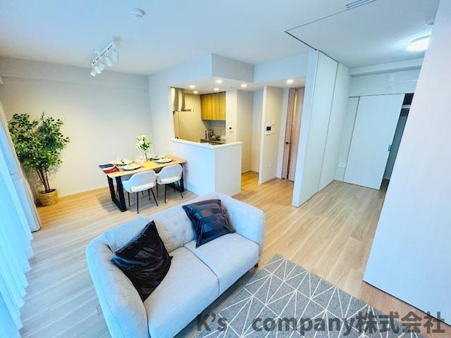 茅ヶ崎市中海岸3丁目　クリオ茅ヶ崎中海岸グランヴィラの居間・リビング|リビングスペース◇広い窓から明るい日差しが差し込むご家族の憩いのスペースに♪