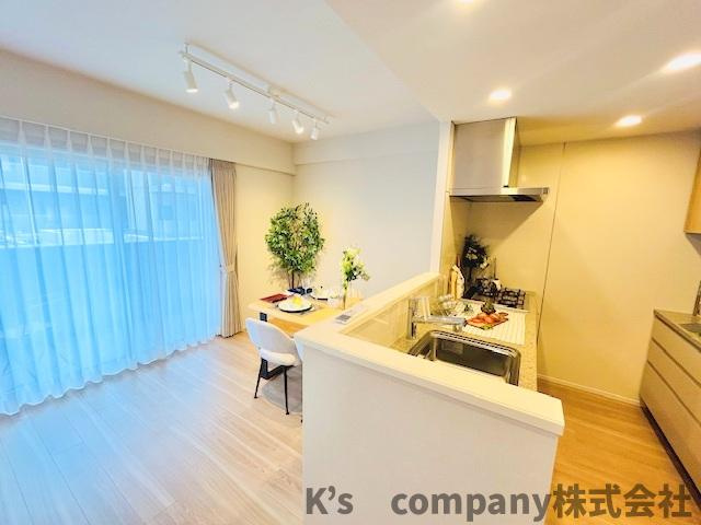 茅ヶ崎市中海岸3丁目　クリオ茅ヶ崎中海岸グランヴィラの居間・リビング|リビングにいるご家族を感じながらお料理ができるカウンターキッチン☆