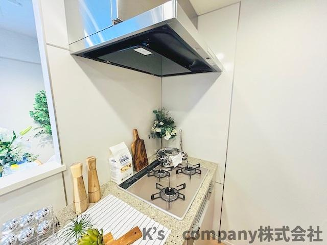 茅ヶ崎市中海岸3丁目　クリオ茅ヶ崎中海岸グランヴィラのキッチン|三口ガスコンロでお料理の幅が広がります◇