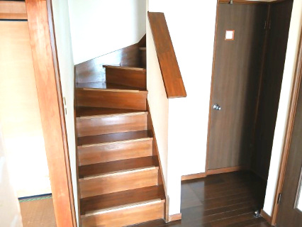 寄居町富田 中古戸建の内装|階段